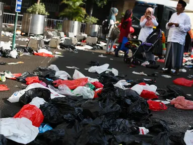 Puluhan sampah plastik berserakan usai pelaksanaan salat Idul Fitri di Masjid Istiqlal, Jakarta, Rabu (6/7). Sampah-sampah plastik bekas bungkus sepatu jemaah saat salat Id dibuang begitu saja di halaman masjid. (Liputan6.com/Faizal Fanani)