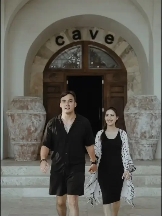 Rumah tangga yang tampak adem ayem itu kemudian diguncang adanya orang ketiga. Lady membongkar bukti chat suaminya dengan adik Raffi Ahmad. [Instagram/ladynayoan]