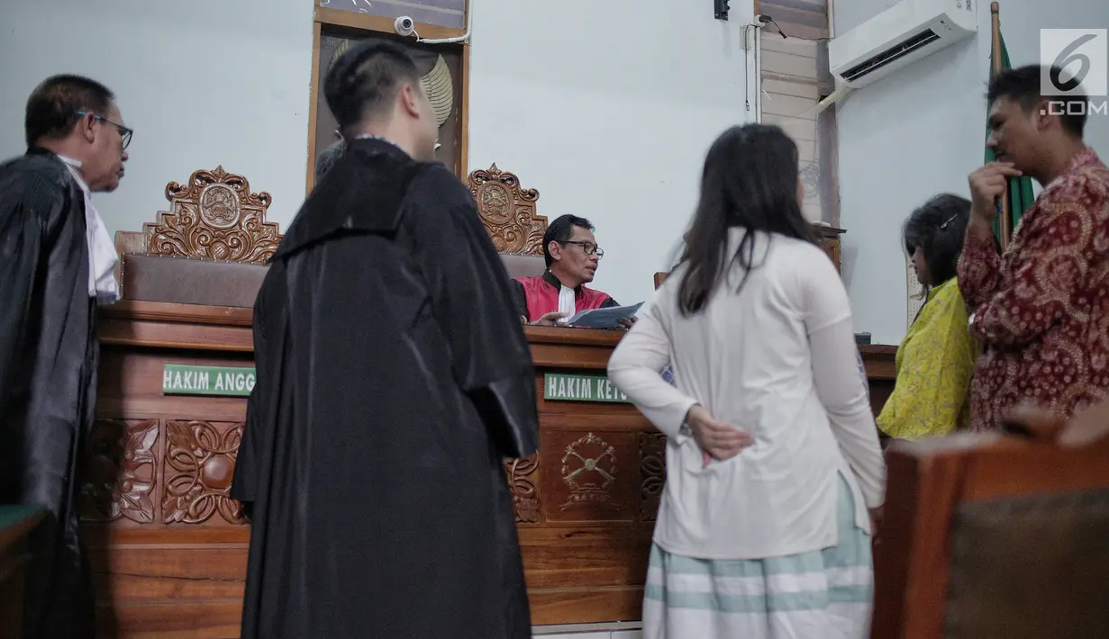 Hakim tunggal Agus Widodo (tengah) memimpin sidang lanjutan praperadilan yang diajukan mantan Ketua Umum PPP Romahurmuziy  di PN Jakarta Selatan, Jakarta, Selasa (14/5). Sidang praperadilan ini telah berlangsung sejak Senin, 6 Mei 2019. (Liputan6.com/Faizal Fanani)