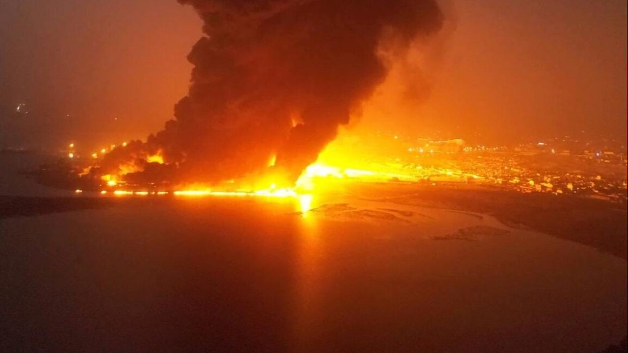 Asap hitam pekat terlihat dari kejauhan saat depot kilang minyak di pelabuhan tersebut terbakar hebat. Foto: Houthi Media Centre/Handout via REUTERS