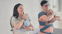 6 Potret Steffi Zamora dan Nino Fernandez Ikut Kelas Newborn Care, Persiapan Jadi Ortu