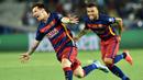 Bintang Barcelona, Lionel Messi bersama Daniel Alves merayakan gol usai membobol gawang Sevilla pada laga UEFA Super Cup di Tbilisi, Georgia, Selasa (11/8/2015). Bercelona menang 5-4 atas Sevilla. (AFP Photo/Kirill Kudryavtsev)