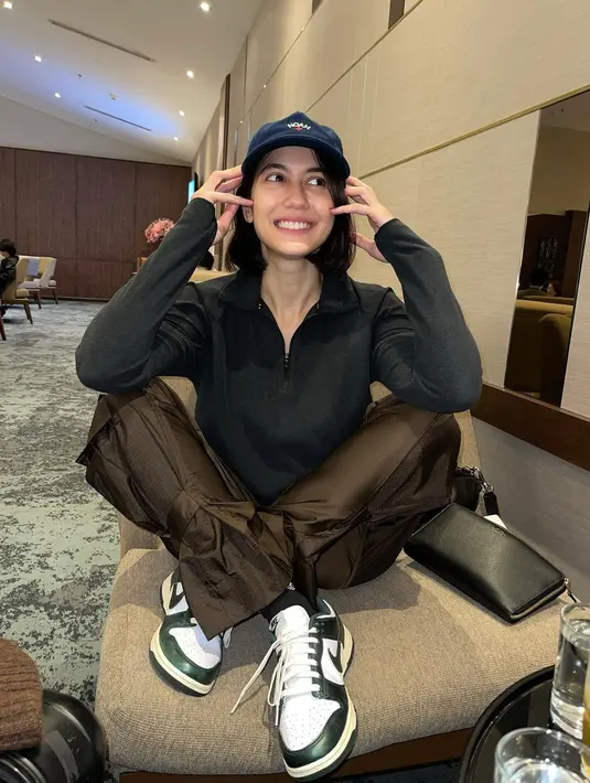 Gaya Pevita dengan rambut pendeknya yang juga bisa jadi inspirasi adalah dengan mengenakan aksesori, seperti topi. Di sini terlihat Pevita menambahkan topi berwarna biru yang sempurna untuk penampilan kasualnya secara keseluruhan. Foto: Instagram.
