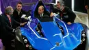 Pangeran William saat mencoba mobil balap BAC Mono selama kunjungannya ke Graphene Institute National University of Manchester di Manchester, Inggris (14/10). Pangeran William terlihat bersemangat menaiki mobil balap tersebut. (REUTERS/Phil Noble)