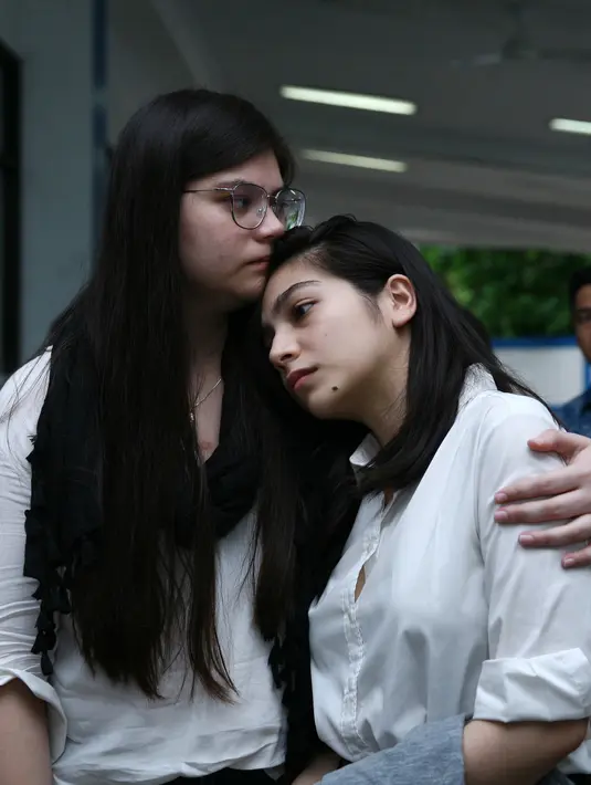 Kesedihan begitu terlihat dari keluarga yang turut mengantarkan jasad Bodan. Anak laki-lakinya, Eliseo Raket Winarno tak kuasa menahan tangis ketika memberikan ucapan perpisahan. (Nurwahyunan/Bintang.com)