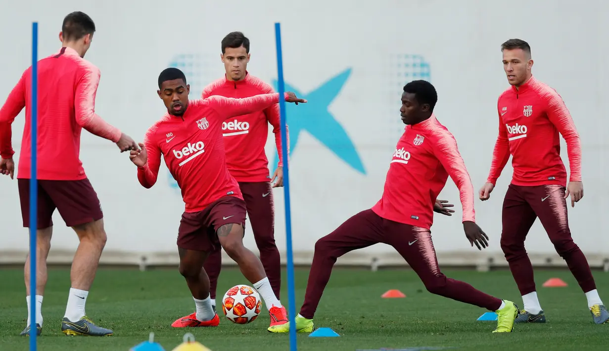 Penyerang Barcelona, Malcom (dua kiri) berlatih bersama rekan-rekan setimnya jelang menghadapi Manchester United (MU) pada leg kedua babak perempat final Liga Champions 2018/19 di Sant Joan Despi, 15 April 2019. Barcelona akan menjamu MU di Camp Nou. (REUTERS/Albert Gea)