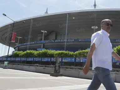 Seorang warga melintas di depan Stadion Stade de France, Paris, Prancis, Sabtu (9/7/2016). Stadion ini akan menggelar laga final Piala Eropa 2016 antara Prancis melawan Portugal. (Bola.com/Vitalis Yogi Trisna)