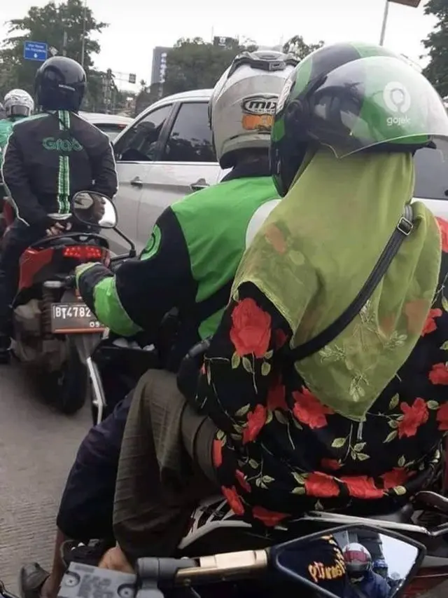 6 Potret Emak-Emak Pakai Helm Terbalik Ini Bikin Senyum Nyengir