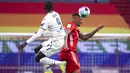 Bek Bayern Munchen, Jerome Boateng, duel udara dengan pemain Hoffenheim, Ihlas Bebou, pada laga Bundesliga di Stadion Allianz Arena, Sabtu (30/1/2021). Bayern Munchen menang dengan skor 4-1. (Sven Hoppe/dpa via AP)