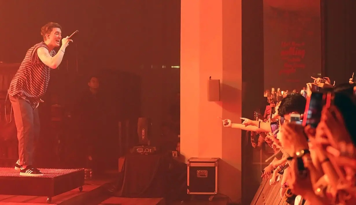 Dumb Stuff pun dibawakan sebagai lagu pembuka konser LANY. (Bambang E. Ros/Bintang.com)