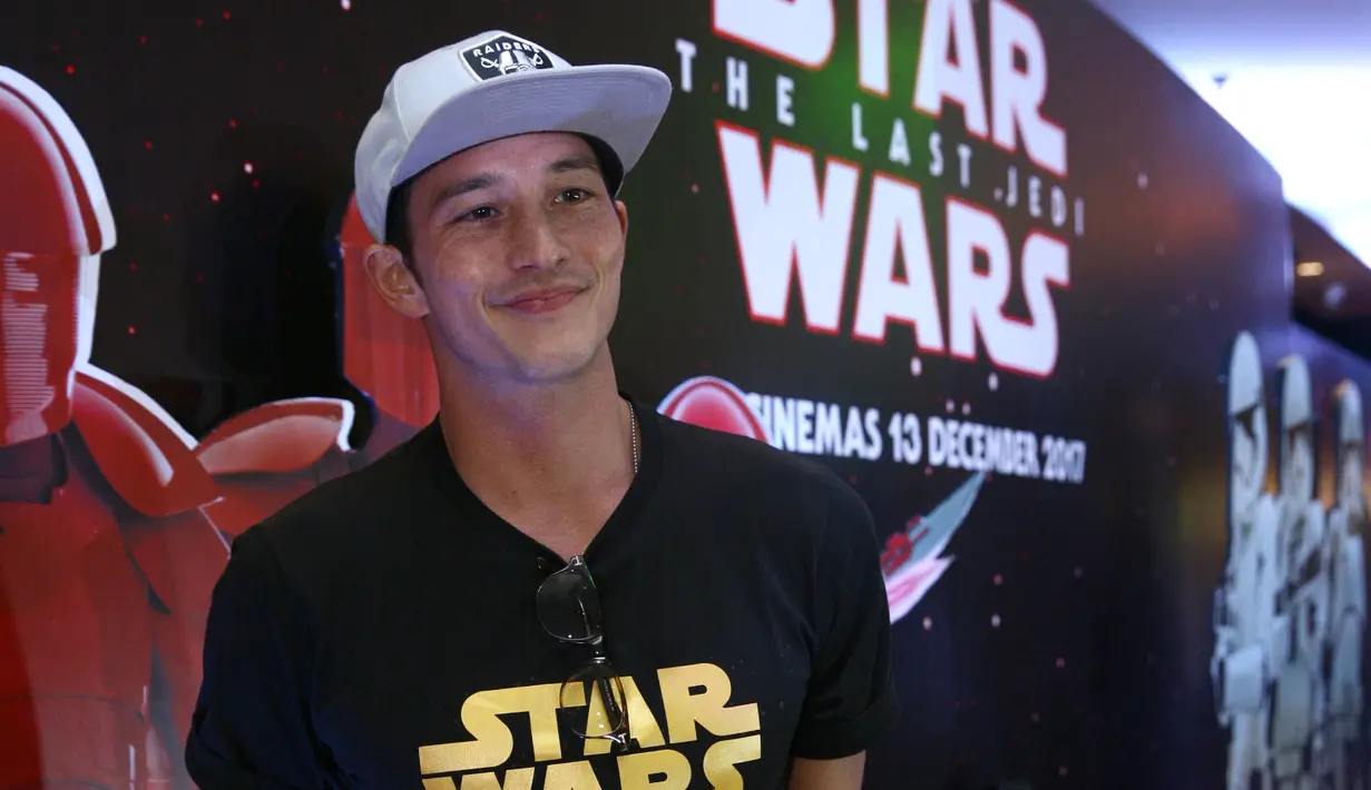 "Sayang banget tahun ini natal sendiri, karena kerja. Tahun baru juga kerja, sedih banget, keluarga Mike juga sedih karena selama hidup Mike gak pernah jauh dari keluarga pas natal," kata Mike di Kelapa Gading, Selasa (12/12). (Nurwahyunan/Bintang.com)