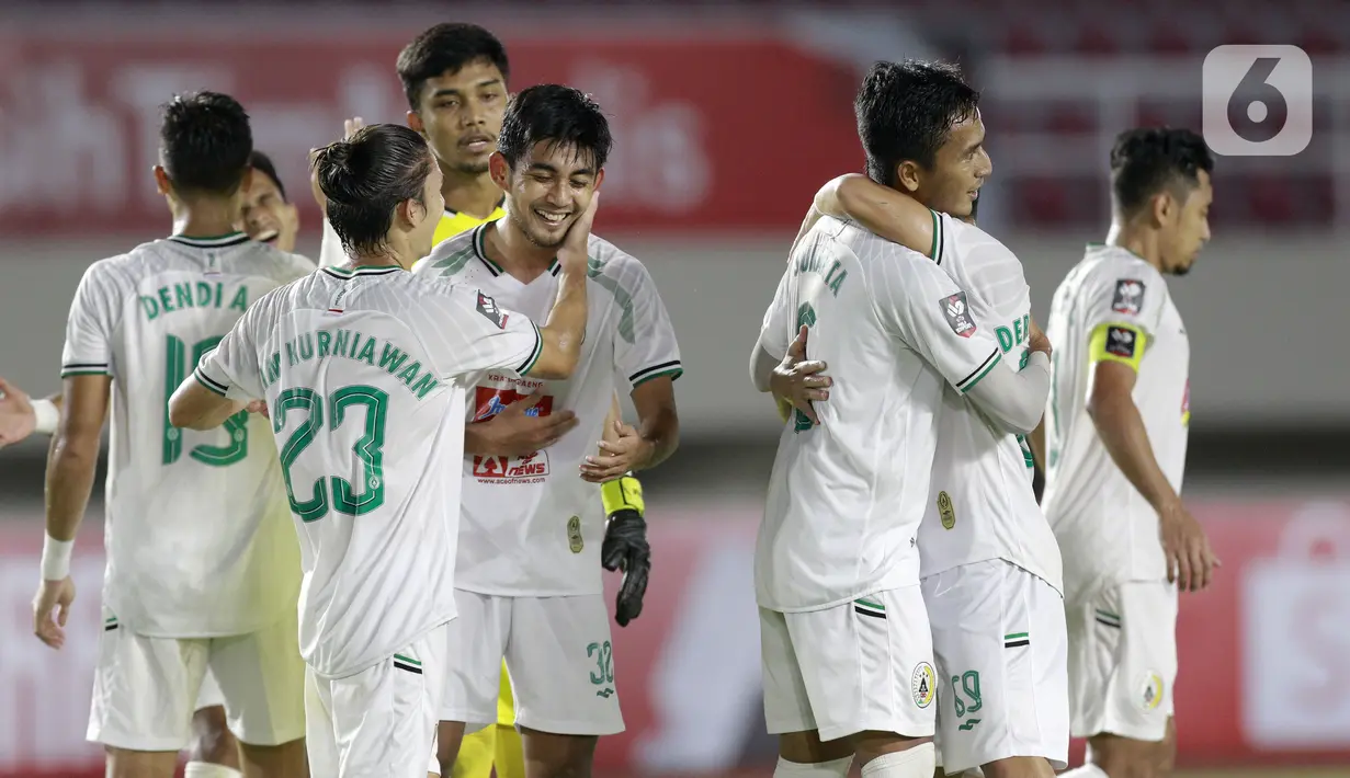 Para pemain PSS Sleman merayakan kemenangan atas PSM Makassar pada laga perebutan juara tiga Piala Menpora 2021 di Stadion Maguwoharjo, Sleman, Sabtu (24/4/2021). PSS Sleman mengalahkan PSM Makassar dengan skor 2-1. (Bola.com/M Iqbal Ichsan)
