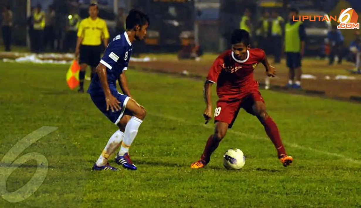 Zulfiandi (Timnas Indonesia U19 - kiri) berusaha mengecoh pemain PSIS Semarang Vidi Hasiholan (Liputan6.com/Helmi Fithriansyah).