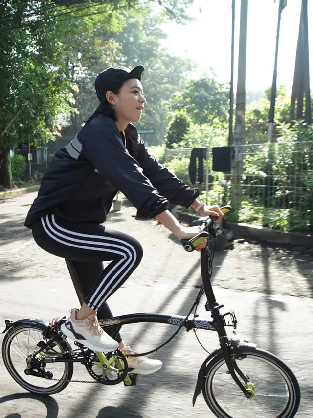 7 Gaya Wika Salim Saat Gowes Ini Curi Perhatian