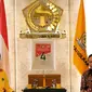 Ketua Partai Golkar Airlangga Hartarto berbincang dengan Ketua Bawaslu Abhan saat melakukan pertemuan di DPP Partai Golkar, Jakarta, Senin (2/7). Pertemuan membahas Sosialisasi Pengawasan Pencalonan Pileg dan Pilpres 2019. (Liputan6.com/Johan Tallo)