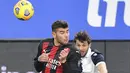 Pemain Sampdoria, Bartosz Bereszyński berusaha mengumpan bola dari kawalan bek AC Milan, Theo Hernandez pada pertandingan lanjutan Liga Serie A Italia di Stadion Genoa Luigi Ferraris, Italia, Senin (7/12/2020). AC Milan menang tipis atas Sampdoria 2-1. (Tano Pecoraro/LaPresse via AP)