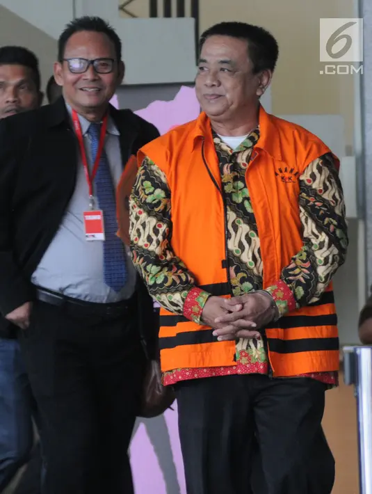 Mantan Sekretaris Dinas Pendidikan Kabupaten Klaten Sudirno (kanan) usai menjalani pemeriksaan penyidik di Gedung KPK, Jakarta, Jumat (28/6/2019). Sudirno diperiksa KPK sebagai tersangka terkait kasus dugaan jual beli jabatan di lingkungan Pemkab Klaten pada tahun 2016. (merdeka.com/Dwi Narwoko)
