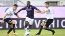 Pemain Fiorentina, Jonathan Ikone, berusaha melewati pemain Spezia pada laga Liga Italia di Stadion Alberto Picco, Minggu (30/10/2022). (Tano Pecoraro/LaPresse via AP)