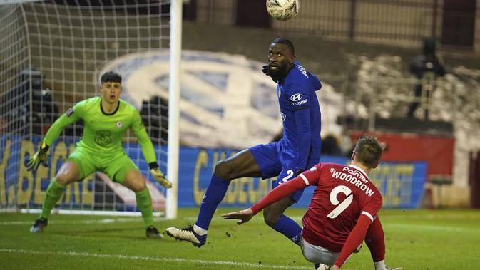 Pemain Chelsea Antonio Rudiger memblok tembakan dari pemain Barnsley Cauley Woodrow selama pertandingan sepak bola putaran kelima Piala FA Inggris di Stadion Oakwell di Barnsley, Inggris, Kamis 11 Februari 2021. (AP Photo / Dave Thompson, Pool