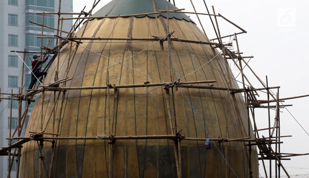 Pekerja melakukan perawatan kubah masjid di salah satu masjid kawasan Setiabudi, Jakarta, Rabu (16/5). Perawatan tersebut dilakukan untuk menyambut bulan Ramadan 1439 Hijriah. (Liputan6.com/Arya Manggala)