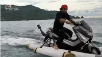 Seorang pria tengah memacu Yamaha Nmax di atas air (Bapak Mustofa Kepala Jenggot)