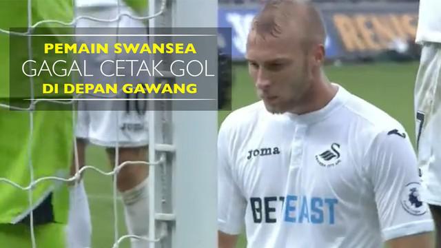 Video pemain Swansea City, Mike van der Hoorn, gagal cetak gol di depan gawang Liverpool pada Sabtu (1/10/2016).