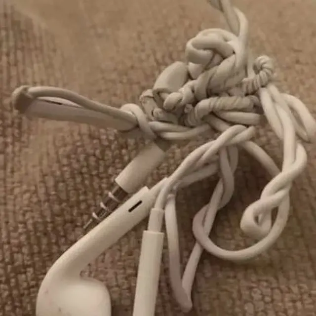 6 Potret Kabel Kusut Ini Ruwet Banget, Bikin Elus Dada