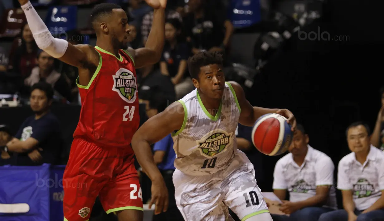 Pebasket tim Putih, Bradford Lyndon, melewati pebasket tim Merah, Palmore Thomas, pada laga IBL All Star di Britama Arena, Jakarta, Minggu (7/1/2018). Tim Putih menang 130-114 atas tim Merah. (Bola.com/M Iqbal Ichsan)