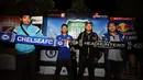 Sejumlah supporter yang tergabung dalam CISC Bekasi berfoto jelang nonton bola seru Chelsea vs Liverpool di Alibaba Futsal, Bekasi, Minggu (10/5/2015). Laga antara Chelsea dan Liverpool berakhir imbang. (Liputan6.com/Helmi Fithriansyah)