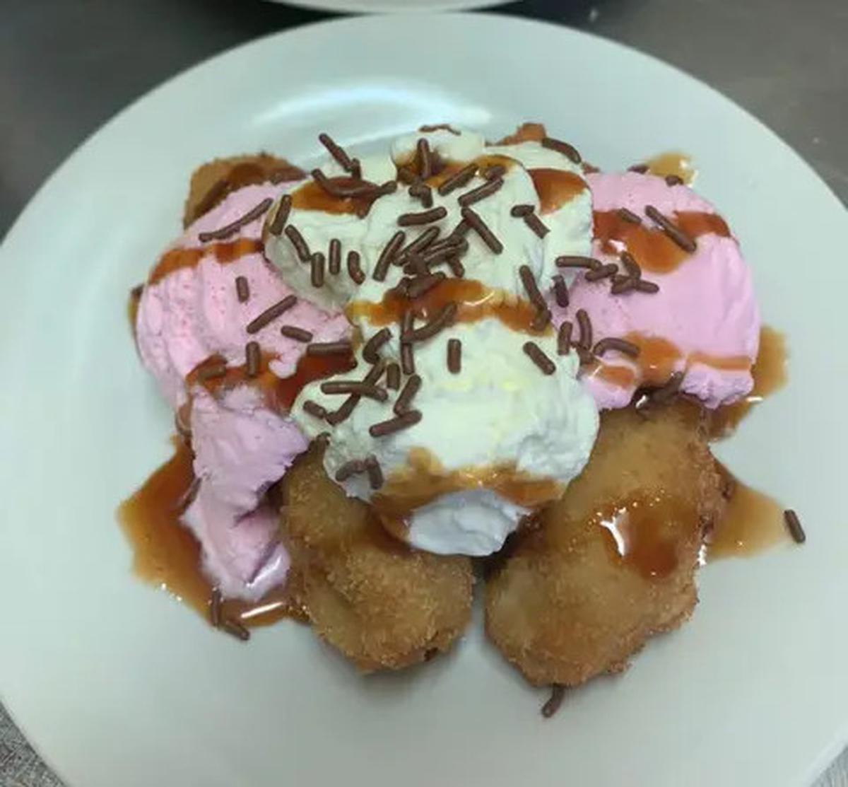 Ilustrasi Pisang Madu Geprek Topping Es Krim