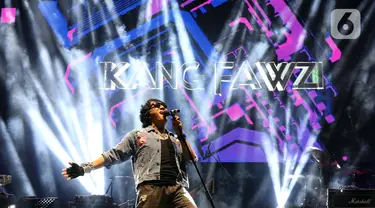 Penyanyi sekaligus musisi, Ikang Fawzi saat tampil di panggung Rock Legends Festival di Plaza Barat, Taman Mini Indonesia Indah, Jakarta, Sabtu (31/8/2024). (Liputan6.com/Helmi Fithriansyah)