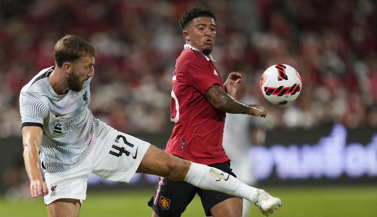 Jadon Sancho. Sayap kiri Inggris berusia 22 tahun ini dilepas Borussia Dortmund ke Manchester United pada awal musim 2021/2022 dengan nilai transfer 85 juta euro atau kini setara Rp1,3 triliun. Musim 2021/2022 lalu ia total tampil dalam 37 laga bersama Setan Merah di semua ajang dengan torehan 5 gol dan 3 assist. (AP/Sakchai Lalit)