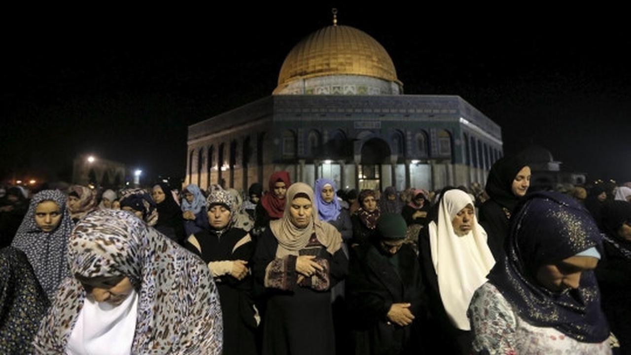 Kekhusyukan doa muslim perempuan Palestina di Kubah Shakhrah