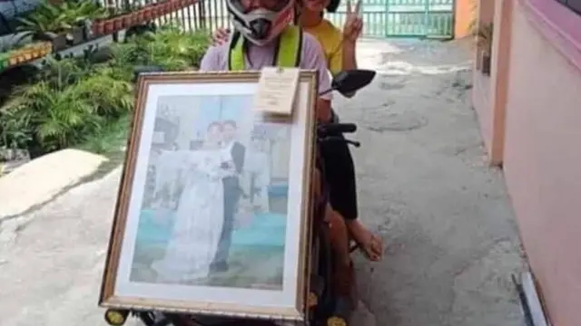 Demi Protokol Kesehatan, Para Pengendara Motor Ini Pasang Foto Nikah di Motor
