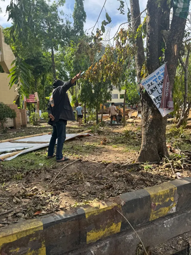 Penebangan pohon di kampus UNM