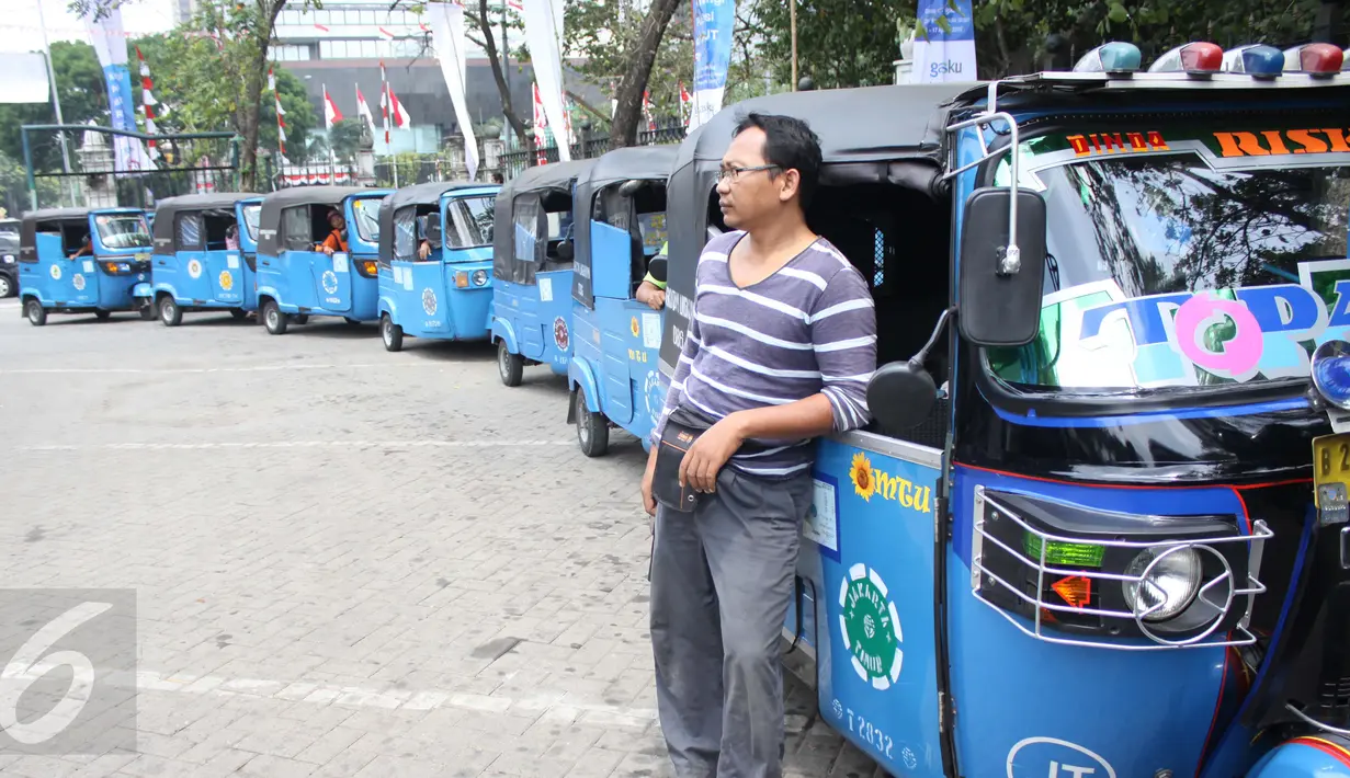Sopir bajaj menunggu antrean untuk mengisi bahan bakar gas di Stasiun Pengisian Bahan Bakar Gas (SPBG) PGN di Jakarta Pusat, Sabtu (15/8/2015). Dalam rangka HUT RI ke-70, PGN menggratiskan tarif bajaj BBG bagi masyarakat. (Liputan6.com/Gempur M Surya)
