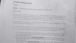 Keluarga korban Lion AIR JT 610 menunjukkan surat pemindahan di hotel kawasan Cawang, Jakarta, Rabu (23/1). Puluhan keluarga korban memilih bertahan meski telah diusir oleh pihak hotel yang menjadi posko pencarian. (Liputan6.com/Herman Zakharia)