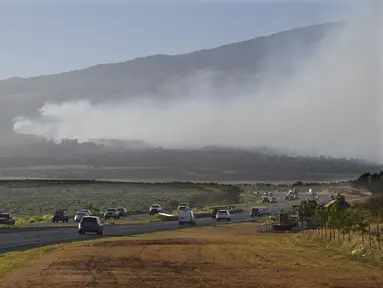 Asap berhembus melintasi lereng gunung berapi Haleakala di Maui, Hawaii, saat api membakar wilayah pedalaman Maui pada Selasa, 8 Agustus 2023. (Matthew Thayer/The Maui News via AP)