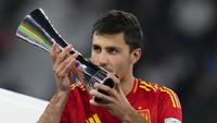 Rodri mencium trofi penghargaaan pemain terbaik Euro 2024 setelah membawa Spanyol menjuarai turnamen sepak bola Eropa di Spanyol itu, Senin (15/7/2024) dini hari WIB. (AP Photo/Manu Fernandez)