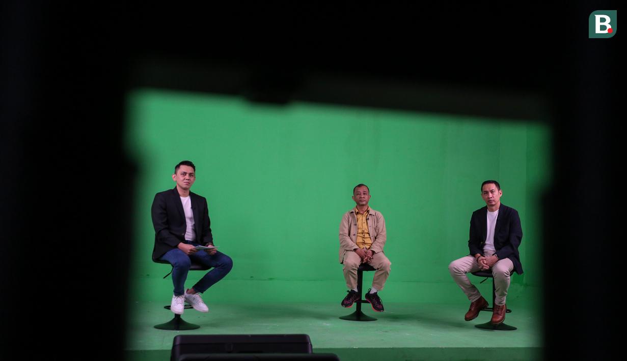 Stewart Henry (kiri) sebagai host memandu program Markas Suporter bersama Budiman Dalimunthe sebagai Head of DSDFE PSSI dan Erwin Fitriansyah sebagai Wapemred Bola.com & Bola.net di Kantor Kapanlagi Youniverse, Gondangdia, Jakarta Pusat, Kamis (14/04/2022). (Bola.com/Bagaskara Lazuardi)