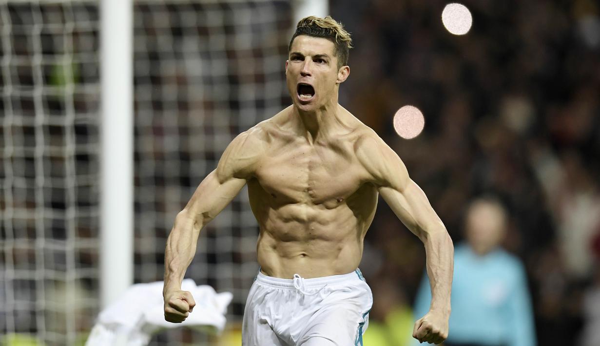 Striker Real Madrid, Cristiano Ronaldo, melakukan selebrasi pamer otot usai mencetak gol ke gawang Juventus pada laga Liga Champions di Stadion Santiago Bernabeu, Rabu (11/4/2018). Real Madrid takluk 1-3 dari Juventus. (AFP/Oscar Del Pozo)