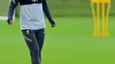 Penyerang Liverpool asal Brasil Roberto Firmino mengambil bagian dalam sesi latihan di pusat pelatihan Axa di Kirkby, Liverpool, Inggris (27/9/2021). Liverpool akan bertanding melawan Porto pada grup B Liga Champions di Estadio do Dragao. (AFP/Paul Ellis)