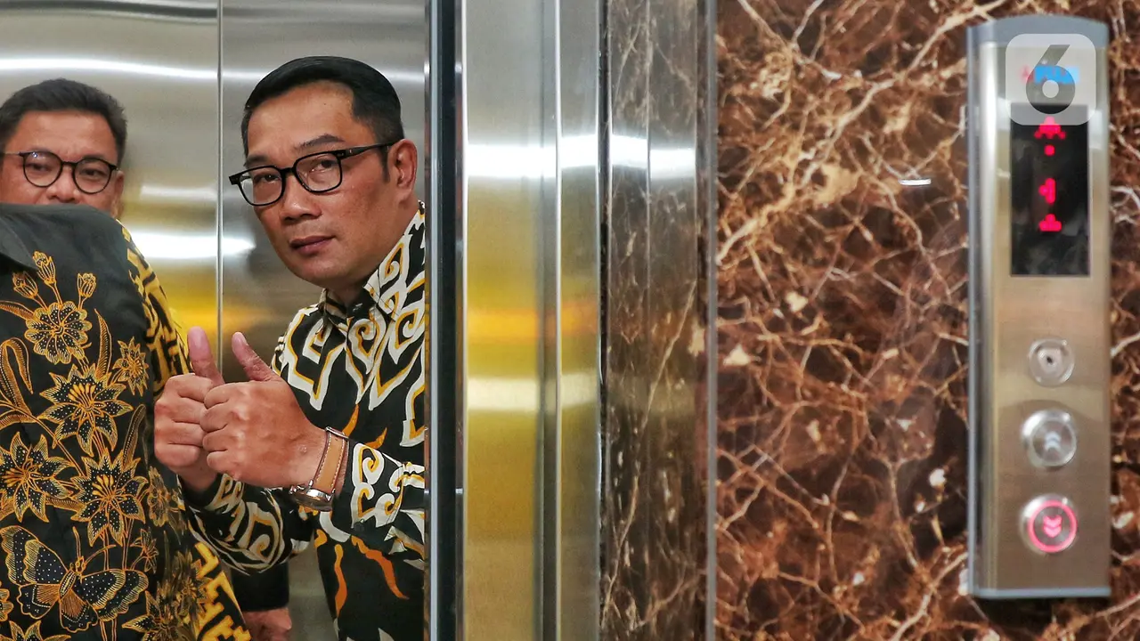 Dipakaikan Jas Kuning, Ridwan Kamil Resmi Gabung ke Golkar