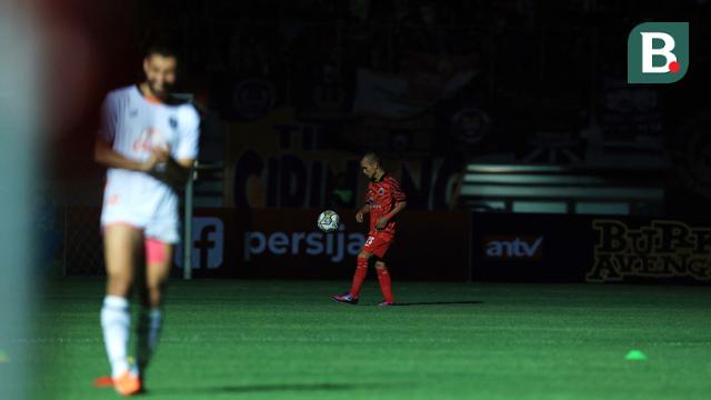 Foto: Suasana saat Lampu Stadion Padam, Pertandingan Persija Melawan Ratchaburi FC Terhenti