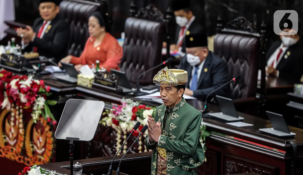 Presiden Joko Widodo memberi salam sebelum menyampaikan pidato kenegaraan pada Sidang Tahunan MPR dan Sidang Bersama DPR - DPD Tahun 2022 di Gedung Nusantara, Kompleks Parlemen, Senayan, Jakarta, Selasa (16/8/2022). Jokowi menyampaikan pidato kenegaraan dalam sidang tahunan MPR RI dan sidang bersama DPR RI dan DPD RI Tahun 2022. (Liputan6.com/Johan Tallo)