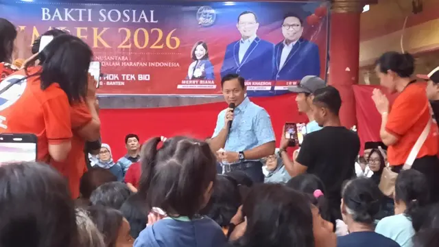 Agus Harimurti Yudhoyono (AHY) merayakan tahun baru China 2026 atau Imlek 2577 bersama ratusan masyarakat Tionghoa di Vihara Hok Tek Bio, Kecamatan Teluknaga, Kabupaten Tangerang, Banten.