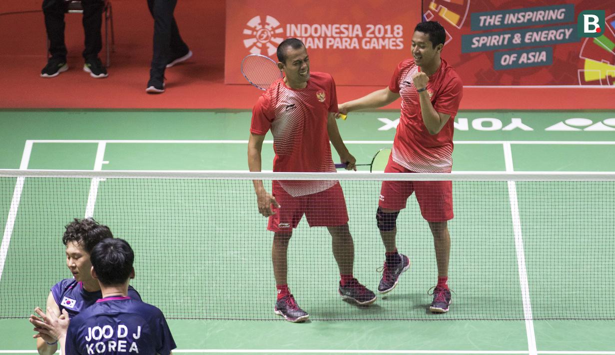 Fredy Setiawan/Dwiyoko pebulutangkis Indonesia meraih medali emas di nomor ganda putra SL3-SL4 setelah mengalahkan pasangan Korea pada Asian Para Games 2018 di Istora Senayan, Sabtu (13/10/2018).  (Bola.com/Peksi Cahyo)