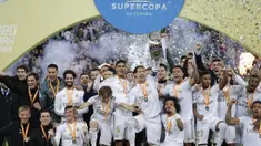 Para pemain Real Madrid melakukan selebrasi usai menjuarai Piala Super Spanyol setelah mengalahkan Atletico Madrid di King Abdulla Sports City, Jeddah, Senin (13/1/2020). Real Madrid menang adu penalti 4-1 atas Atletico Madrid. (AP/Hassan Ammar)