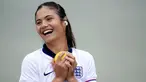 Petenis Inggris, Emma Raducanu terlihat mengenakan jersey Timnas Inggris saat sesi latihan menjelang turnamen Wimbeldon di The All England Lawn Tennis and Croquet Club, London, Inggris, Minggu (30/06/2024) waktu setempat. (AP Photo/John Walton)