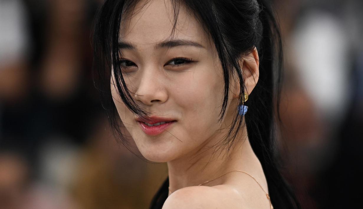 Penyanyi dan aktris Korea Selatan Kim Hyung-Seo berpose saat sesi pemotretan untuk film "Hwa-Ran" (Hopeless) di Festival Film Cannes ke-76 di Cannes, Prancis Selatan, pada 25 Mei 2023. (Patricia De Melo Moreira/AFP)